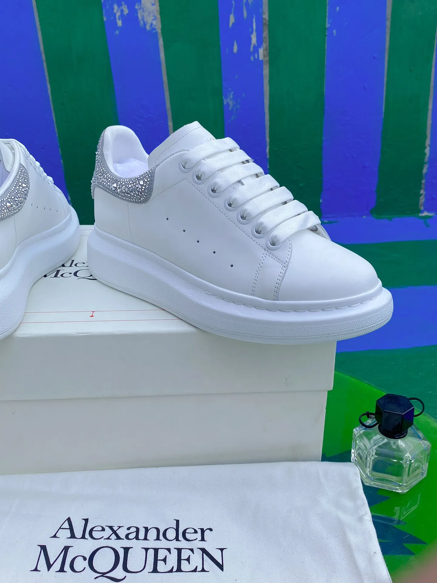 👟👟Ex-factory price 600👟👟 Men's size +10 New model drill tail Women's size 35-40. Male 39-45. The factory has been making goods for a long time. McQueen💥High-quality top version💥📢📢Alexander mcqueen/Classic star popular all-match white shoes have been upgraded, a new generation of last type🌹 last type has been polished hard for a year, and the overall last shape and head shape are 100% consistent with the original (you can go to the counter to compare with the original version for verification) The first 30-year-old senior master made it based on the original version and based on the Asian foot shape 1⃣️:1⃣️. During the foot comfort adjustment period, more than a dozen ladies with different foot types tried it on and repeatedly polished it until it was comfortable for all foot types before finally finalizing the last mold. Basically all colors are made, and the commonly sold colors are in stock, and others are constantly updated... Fabric: Customized original silk top-layer cowhide fabric/roller coating process Inner lining: cowhide lining made of imported leather embryos, mixed sheepskin lining. Feet: imported highly elastic PU foam rebound + cowhide, which is molded in the same way as the original version. It is injection molded without brushing glue. Outsole: exclusive molding of the original version, resistant to yellowing technology (please note that the length and latitude of the outsole of the new version and the new label are different from the old version. Everyone needs to distinguish them, including the head shape)